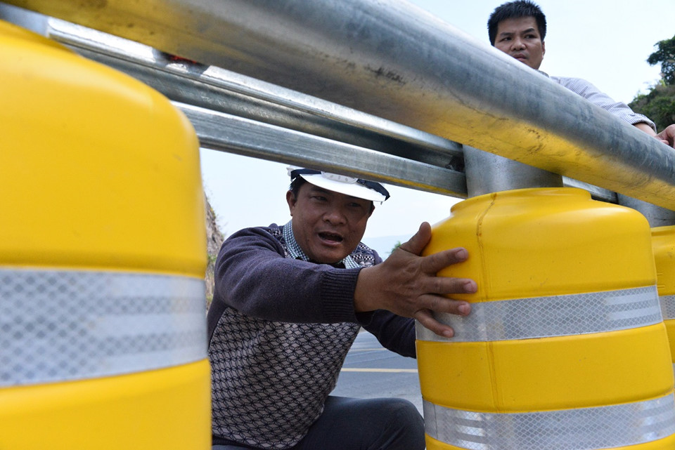 Các trụ xoay được thiết kế theo dạng trụ tròn, cao có dán phản quang để dễ dàng nhận biết khi trời tối