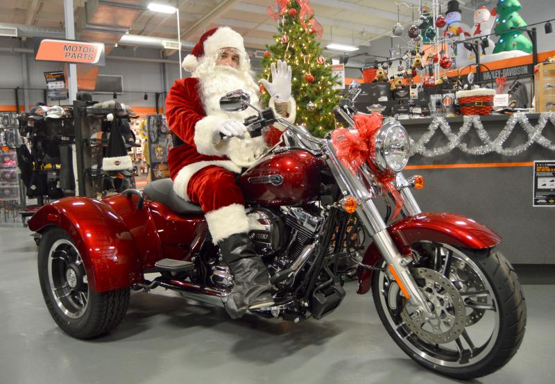Một ông già Noel rất hợp dáng bên Harley Davidson