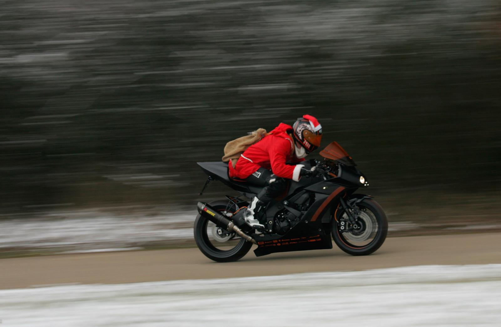 Santa sẽ đạt kỉ lục tốc độ khi phát quà nếu cưỡi Sport bike