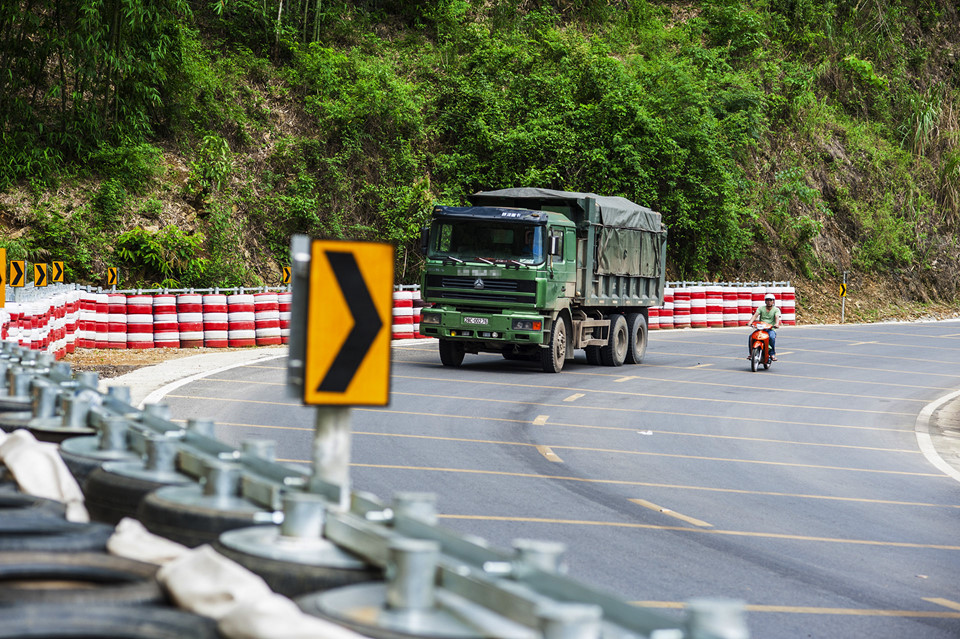 Trước đây, ở một số đoạn đèo dốc trên QL6 cũng đã được triển khai lắp đặt một số loại hình ta-luy tương tự sử dụng lốp xe để giảm chấn