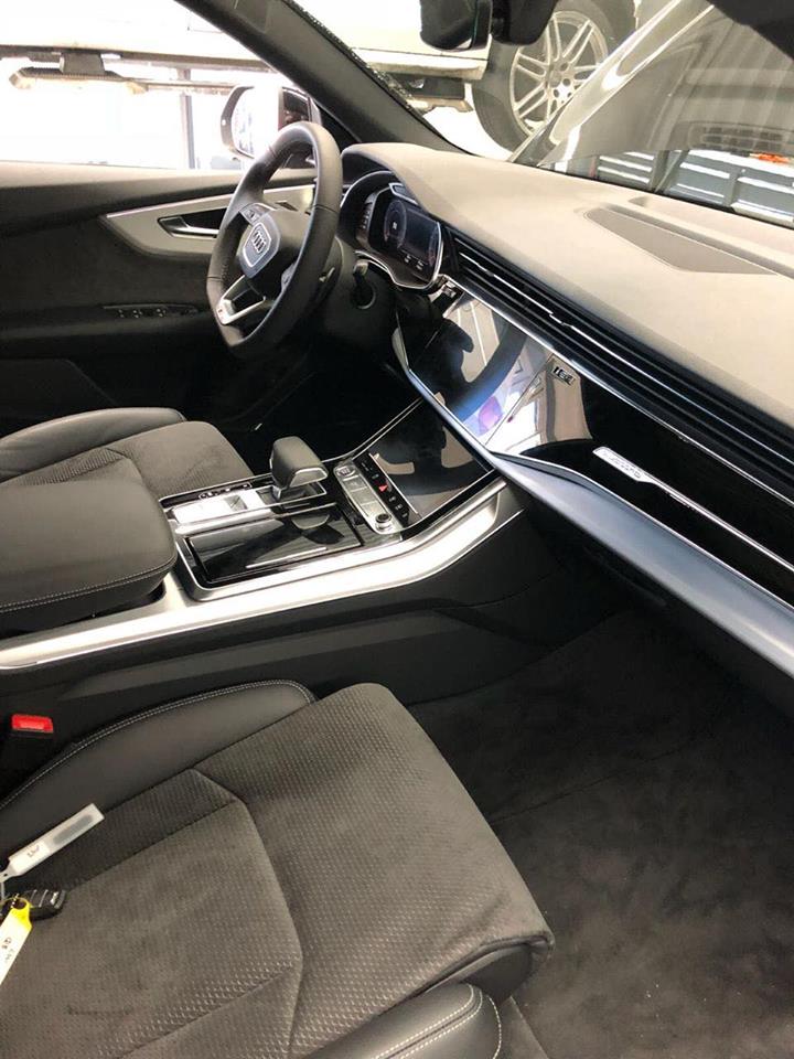  màn hình cảm ứng MMI với màn hình 10,1 inch nằm trên và 8,6 inch nằm dưới