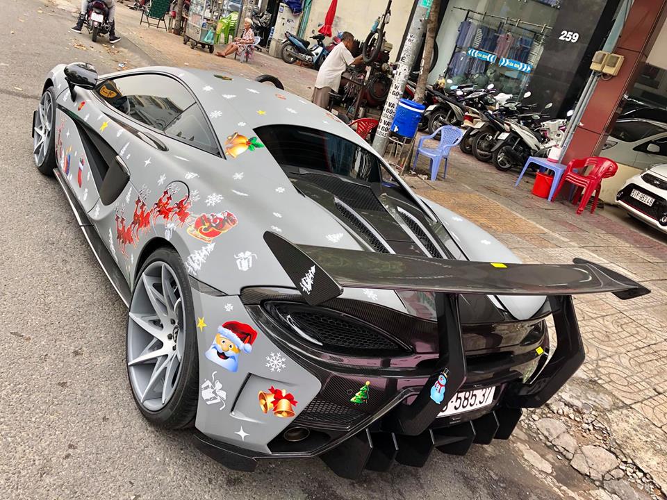 chiếc siêu xe McLaren 570S được chủ nhân dán thêm các hoạ tiết mang không khí lễ giáng sinh