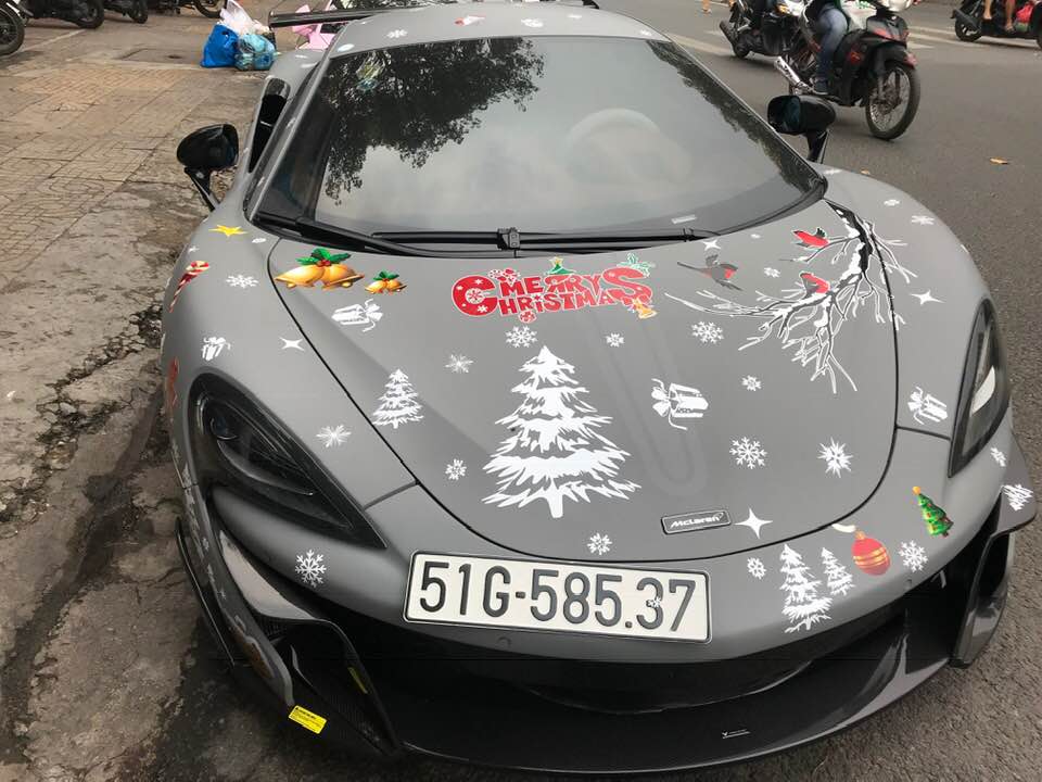 Siêu xe McLaren 570S độ cực khủng được chủ nhân cho lên bộ áo giáng sinh độc đáo