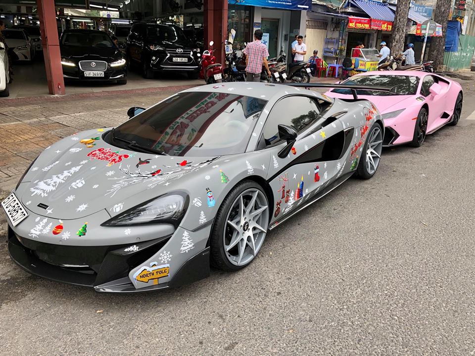 Người yêu xe tại Bạc Liêu đã lái chiếc siêu xe Lamborghini Huracan LP610-4 độ của mình lên công ty nhập khẩu tư nhân nằm ở quận 5 để xem mắt chiếc Mclaren 570S