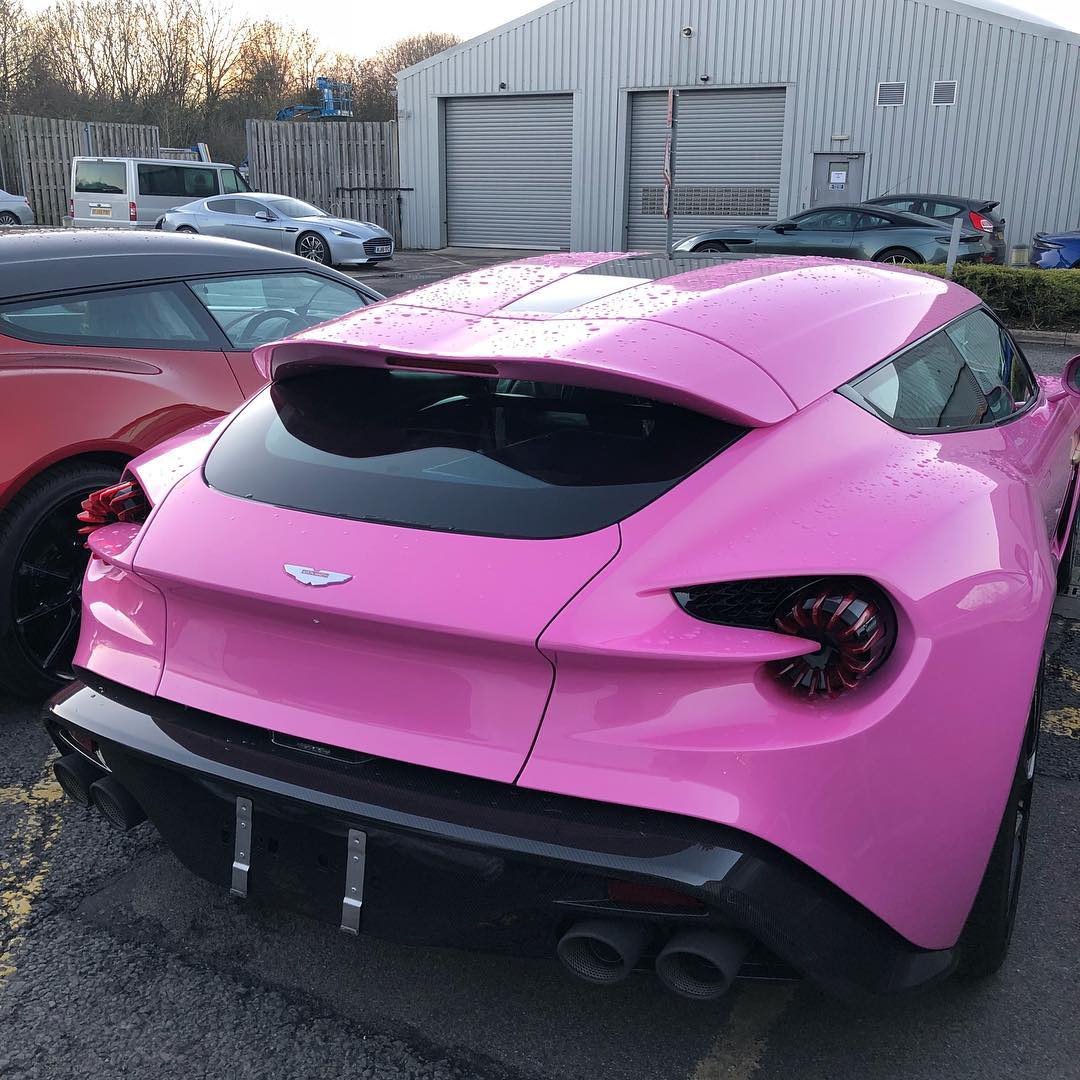 Màu hồng của chiếc Aston Martin Vanquish Zagato Shooting Brake khiến cư dân mạng tranh cãi Màu hồng của chiếc Aston Martin Vanquish Zagato Shooting Brake khiến cư dân mạng tranh cãi