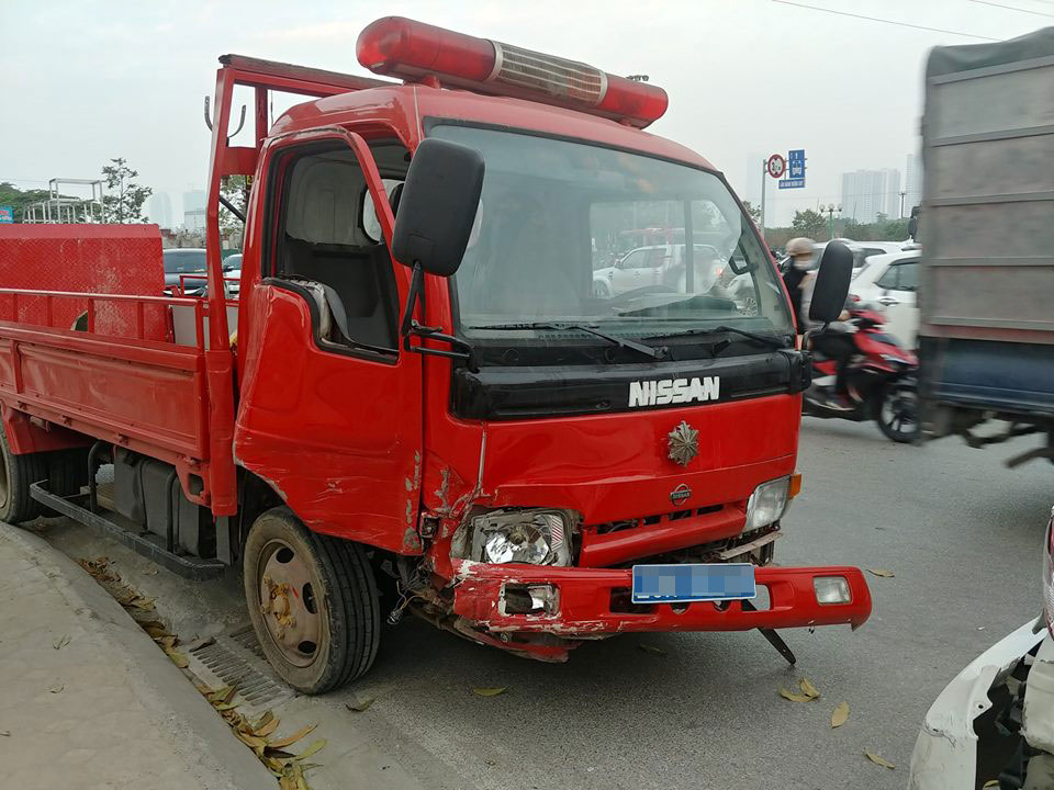 Chiếc xe cứu hỏa gây tai nạn liên hoàn tại ngã ba Tố Hữu - Mỗ Lao
