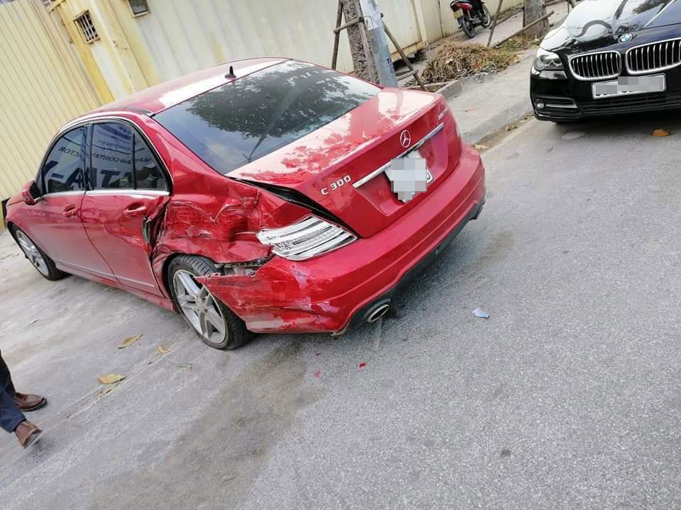Chiếc Mercedes-Benz C300 màu đỏ biến dạng đáng kể