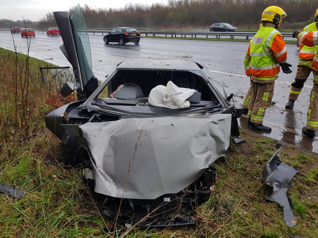 Chiếc siêu xe Lamborghini Aventador bị hỏng nặng ở phần đầu xe Chiếc siêu xe Lamborghini Aventador bị hỏng nặng ở phần đầu xe