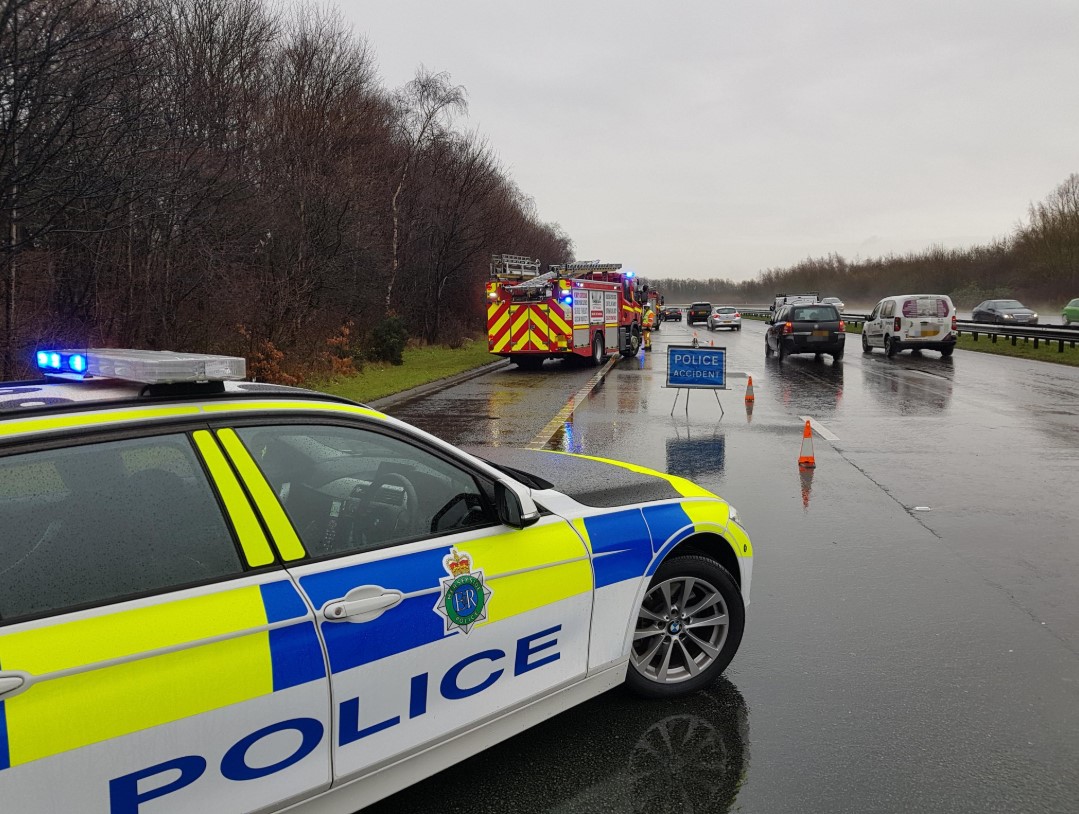 Lực lượng cảnh sát phong tỏa đường để khám nghiệm hiện trường vụ tai nạn Lực lượng cảnh sát phong tỏa đường để khám nghiệm hiện trường vụ tai nạn