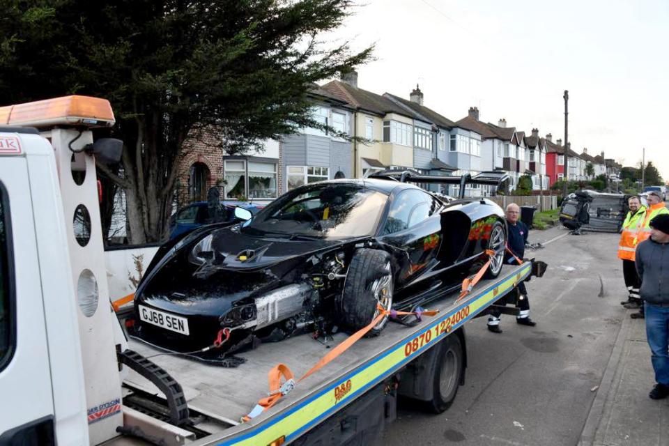 Chiếc McLaren Senna được đưa đi khỏi hiện trường Chiếc McLaren Senna được đưa đi khỏi hiện trường