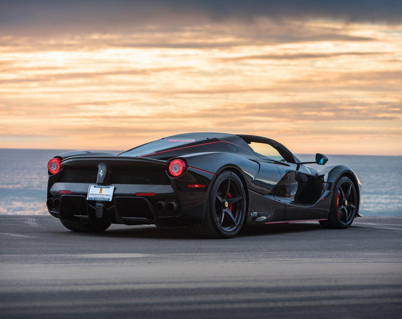 Sẽ rất tuyệt nếu lái siêu xe mui trần này dạo biển dưới ánh chiều tà của hoàng hôn