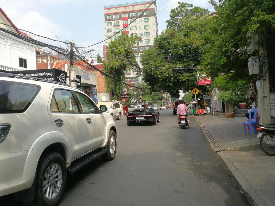 Bugatti Chiron đầu tiên xuất hiện tại Campuchia mang ngoại thất xanh