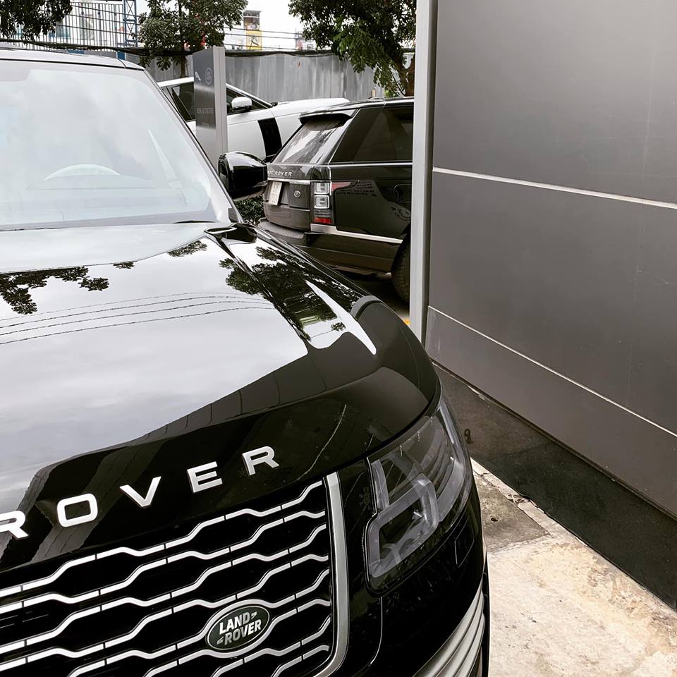 Minh Nhựa đến nhận chiếc SUV hạng sang Range Rover Autobiography đời 2018 mua chính hãng bằng mẫu xe Range Rover Autobiography LWB Black Edition xe phía xa màu đen