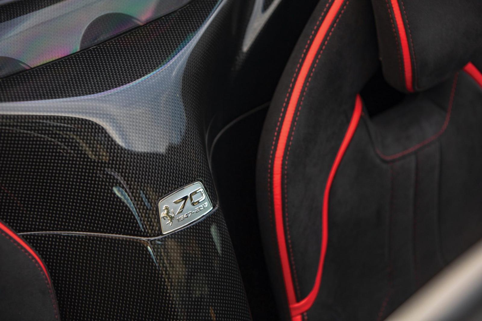 Mỗi chiếc Ferrari LaFerrari Aperta đều có huy hiệu 70 năm ở giữa 2 ghế ngồi