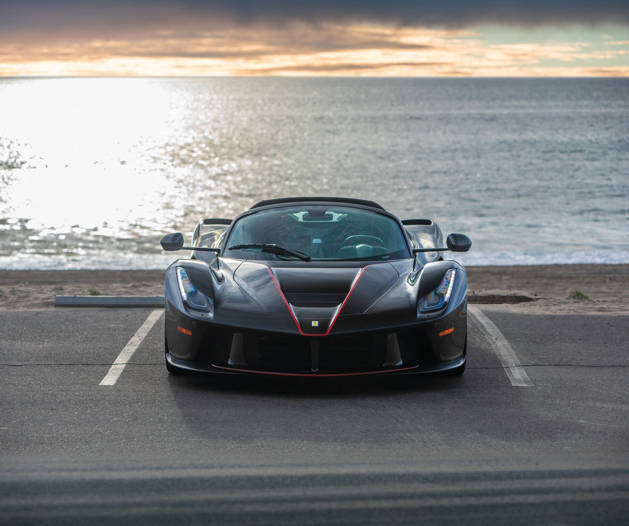 Giá cao chót vót dành cho chiếc Ferrari LaFerrari mui trần chuẩn bị đem đi đấu giá