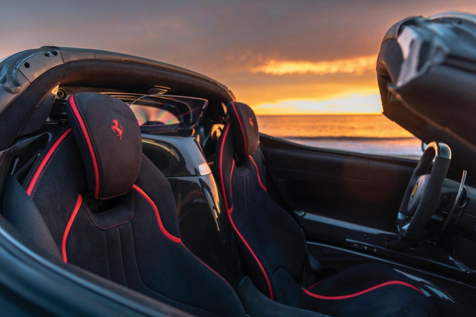 Vẻ đẹp tuyệt vời của nội thất Ferrari LaFerrari Aperta dưới ánh hoàng hôn