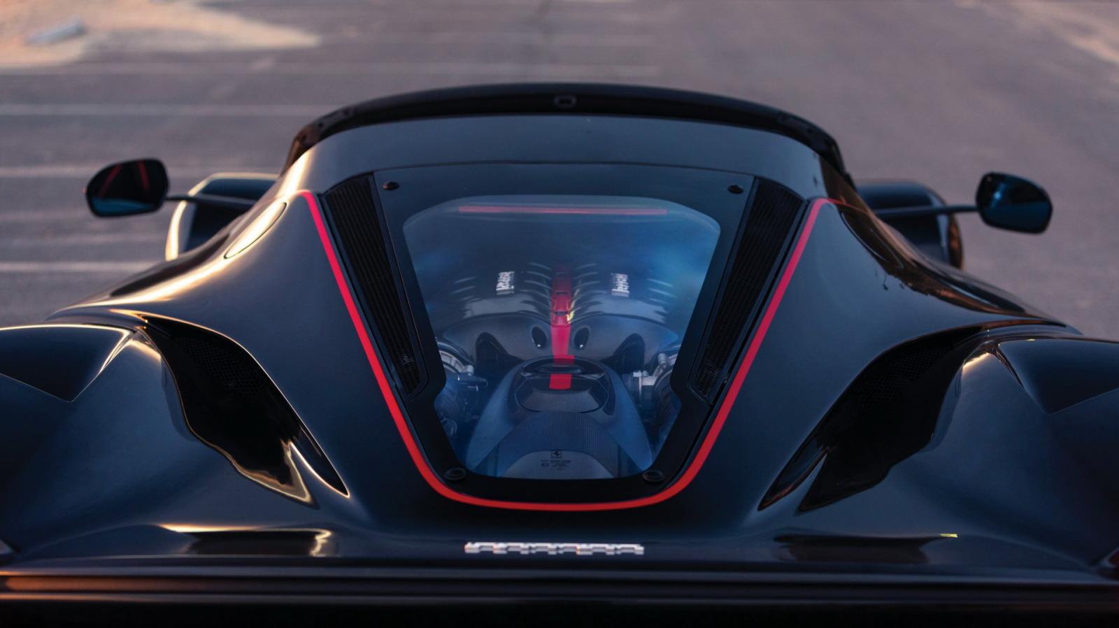 Siêu xe Ferrari LaFerrari Aperta dự kiến được bán với giá 8,5 triệu đô la vẫn là động cơ xăng V12, dung tích 6,3 lít,