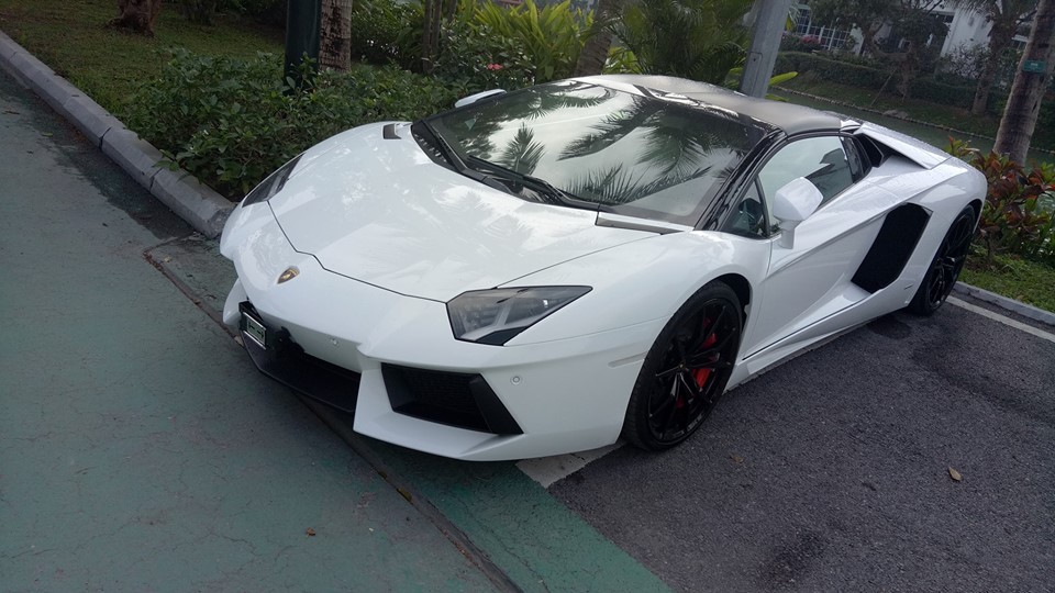 Trong năm 2018 có đến 2 chiếc Lamborghini Aventador LP700-4 mui trần nhập tịch tại Việt Nam và cùng mang màu sơn trắng Trong năm 2018 có đến 2 chiếc Lamborghini Aventador LP700-4 mui trần nhập tịch tại Việt Nam và cùng mang màu sơn trắng