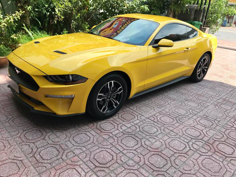 Hay chiếc Ford Mustang đời 2018 này mang màu vàng