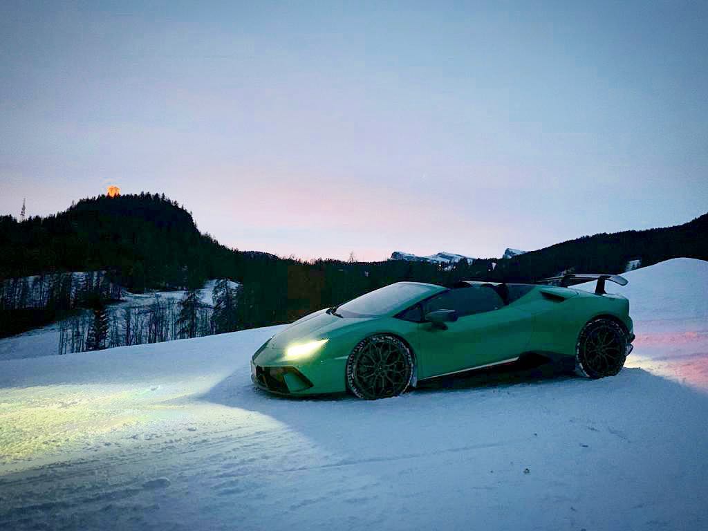 Siêu xe Lamborghini Huracan Performante Spyder trên ngọn đồi phủ đầy tuyết Siêu xe Lamborghini Huracan Performante Spyder trên ngọn đồi phủ đầy tuyết