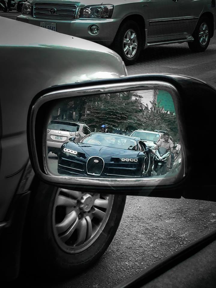 Siêu phẩm Bugatti Chiron trên đường phố đông đúc xe máy tại Campuchia