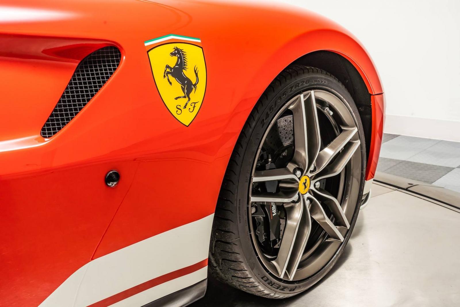 Kết hợp cùng các viền trắng bắt mắt