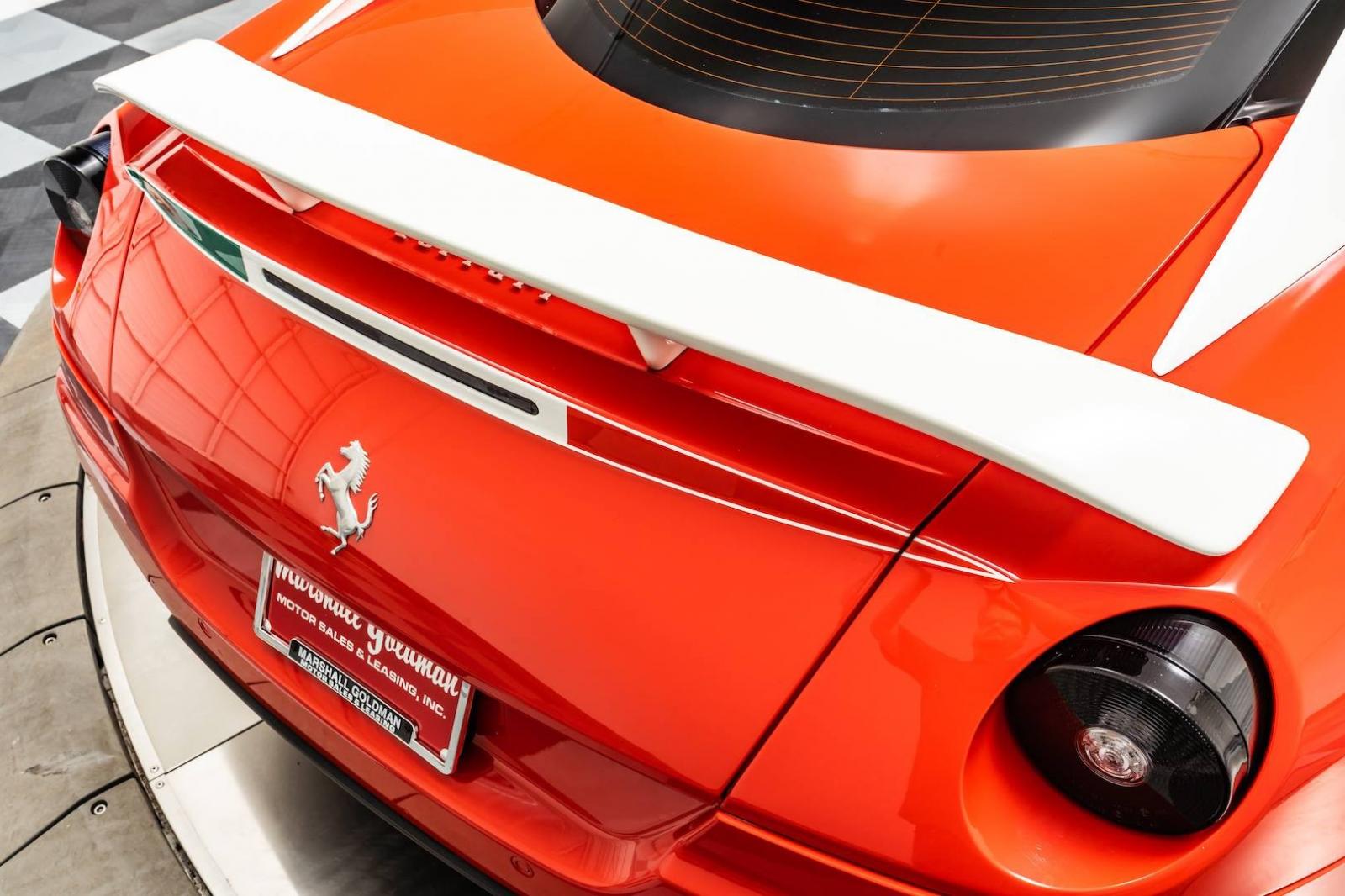 Chiếc Ferrari 599 GTB HGTE 60F1 này có cánh gió đuôi sau cố định sơn màu trắng