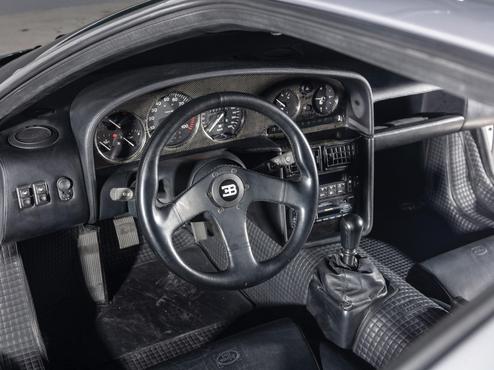 Khoang lái bọc da màu đen Khoang lái bọc da màu đen