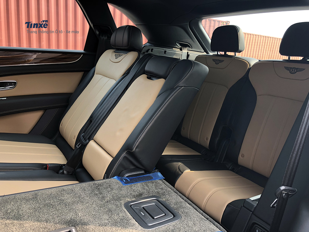 Điểm nhấn của xe chính là nội thất đến 7 chỗ ngồi thay cho 5 chỗ như những chiếc Bentley Bentayga khác