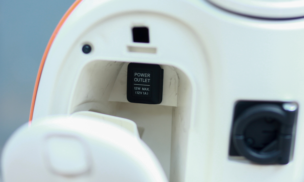 Cổng sạc 12V 1A trong hộc để đổ trước Cổng sạc 12V 1A trong hộc để đổ trước