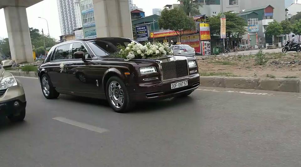 Rước dâu bằng Rolls-Royce Phantom