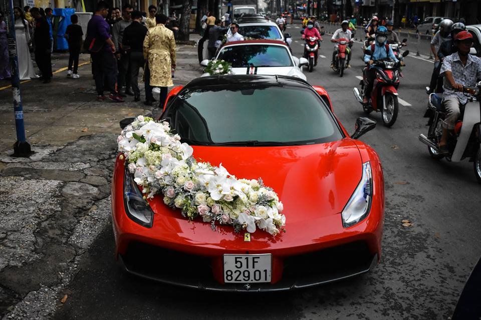 Siêu xe Ferrari 488 GTB làm xe hoa tại Sài thành