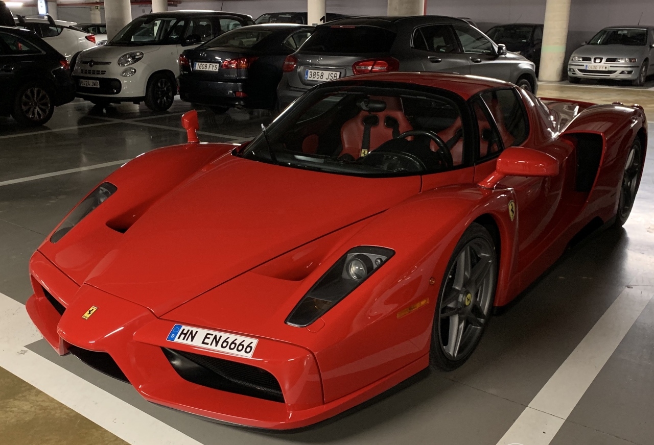 Chiếc siêu xe triệu đô Ferrari Enzo xuất hiện tại hầm đỗ xe ở Barcelona mang biển kiểm soát tứ quý 6