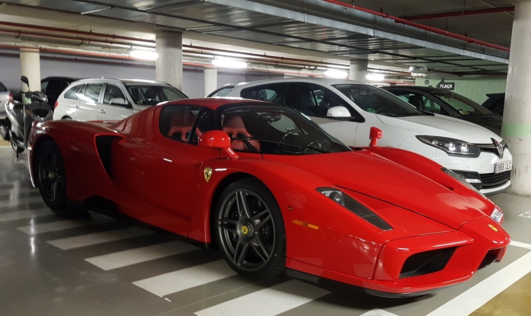 Không chỉ siêu hiếm, chiếc Ferrari Enzo xuất hiện tại Barcelona còn mang siêu biển