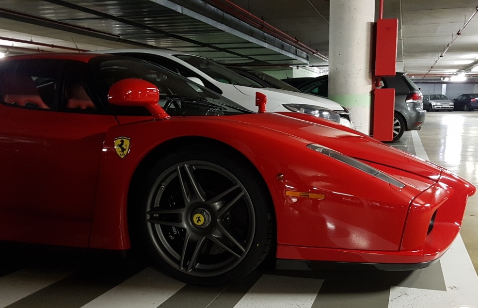 Ferrari Enzo được trang bị động cơ V12, dung tích 6.0 lít