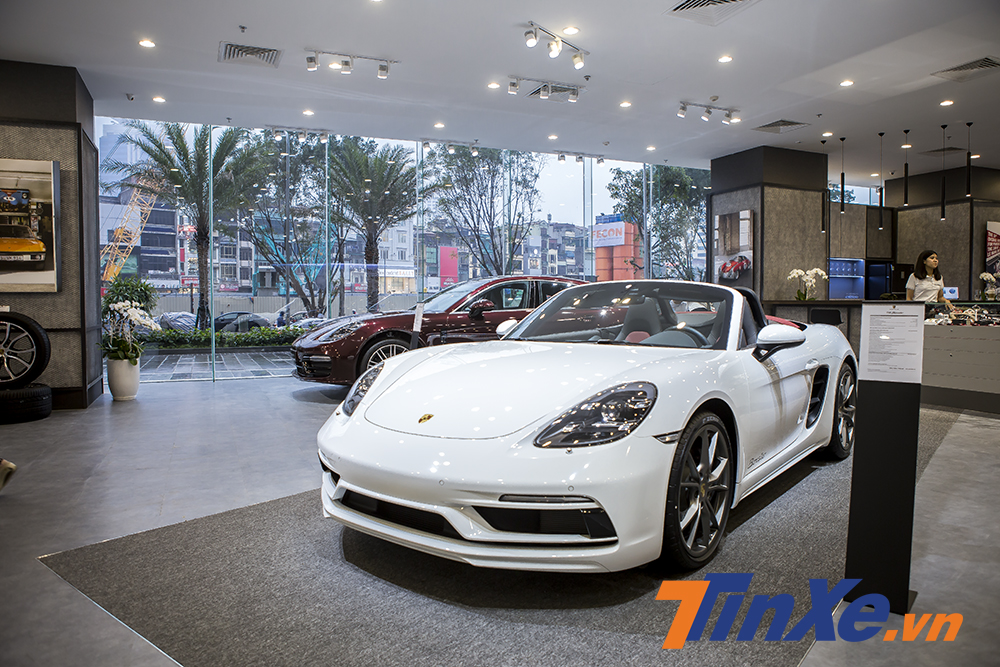 Có thể dễ dàng bắt gặp đại diện của dòng xe hai cửa thể thao là mẫu xe mui trần Porsche 718 Boxter. Có thể dễ dàng bắt gặp đại diện của dòng xe hai cửa thể thao là mẫu xe mui trần Porsche 718 Boxter.