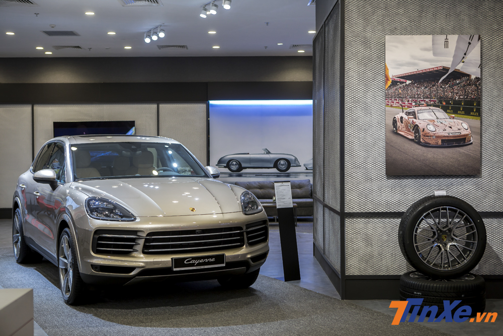 Trong khi đó, dòng xe SUV thể thao có đại diện là Porsche Cayenne 2018 với những đường nét mới tinh xảo và mượt mà. Trong khi đó, dòng xe SUV thể thao có đại diện là Porsche Cayenne 2018 với những đường nét mới tinh xảo và mượt mà.