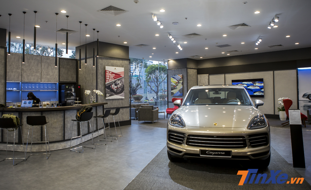 Những người đam mê Porsche hoàn toàn có thể nhâm nhi một ly cafe và ngắm nhìn những chiếc xe Porsche bên trong Không gian trưng bày mới của Porsche. Những người đam mê Porsche hoàn toàn có thể nhâm nhi một ly cafe và ngắm nhìn những chiếc xe Porsche bên trong Không gian trưng bày mới của Porsche.