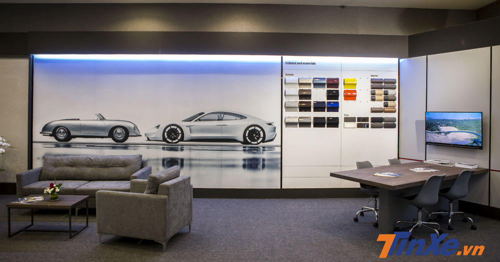 Một góc nhỏ rất riêng tư nhưng cũng không kém phần rộng mở dành cho những khách hàng có nhu cầu tìm hiểu kỹ hơn về các dòng xe của Porsche và đưa ra những quyết định cho việc đặt cấu hình một chiếc xe Porsche. Một góc nhỏ rất riêng tư nhưng cũng không kém phần rộng mở dành cho những khách hàng có nhu cầu tìm hiểu kỹ hơn về các dòng xe của Porsche và đưa ra những quyết định cho việc đặt cấu hình một chiếc xe Porsche.