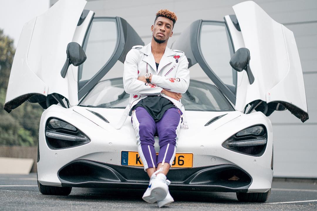 Tiền đạo Coman chụp ảnh bên chiếc siêu xe McLaren 720S khi tai nạn chưa xảy ra