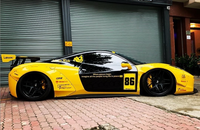 Bộ áo mang 2 màu vàng-đen đối lập của siêu xe Ferrari 458 Italia mang gói độ Liberty Walk Bộ áo mang 2 màu vàng-đen đối lập của siêu xe Ferrari 458 Italia mang gói độ Liberty Walk