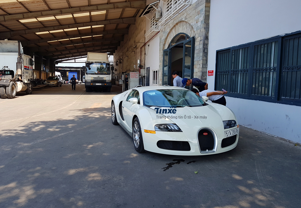 Bugatti Veyron độc nhất vô nhị tại Việt Nam sau khi đăng kiểm đã được vận chuyển về garage của Chủ tịch Trung Nguyên trong ngày 23/5/2018