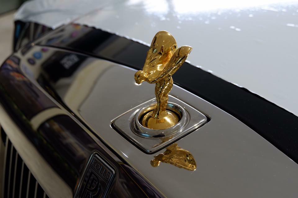 Bộ đôi Rolls-Royce Phantom thế hệ thứ 8 này có logo Spirit of Ecstasy mạ vàng Bộ đôi Rolls-Royce Phantom thế hệ thứ 8 này có logo Spirit of Ecstasy mạ vàng