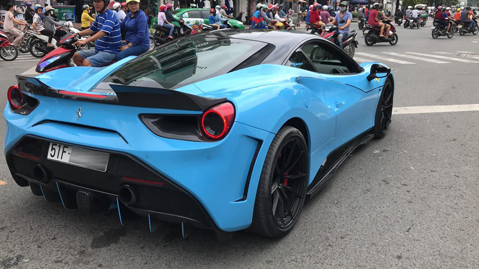 Chán bộ áo màu xanh ngọc Hoàng thân Qatar Chán bộ áo màu xanh ngọc Hoàng thân Qatar