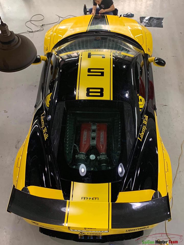 Trên nóc xe còn dán con số 458 tượng trưng cho tên siêu xe này Trên nóc xe còn dán con số 458 tượng trưng cho tên siêu xe này