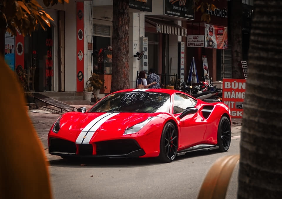 Siêu phẩm độ Ferrari 488 GTB SVR độc nhất Việt Nam trở về màu sơn nguyên bản Siêu phẩm độ Ferrari 488 GTB SVR độc nhất Việt Nam trở về màu sơn nguyên bản