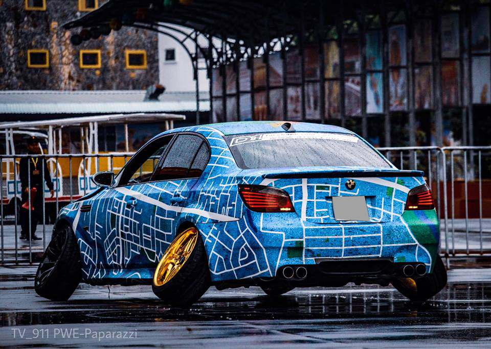 Nhìn từ phía đuôi xe, chiếc BMW M5 độ theo phong cách Onikyan khá hài hước