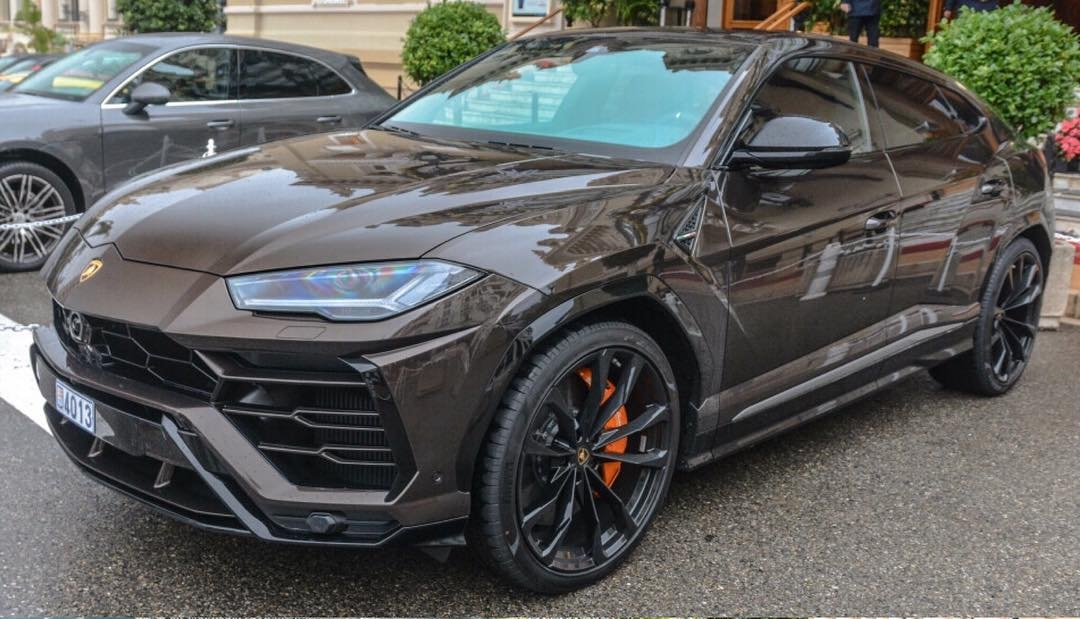 Bộ áo Marrone Alcestis trên chiếc siêu SUV Lamborghini Urus đang cùng chủ nhân đi nghỉ dưỡng ở Monaco