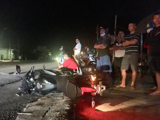 Chiếc mô tô phân khối lớn còn chưa có biển số nằm bên lề đường