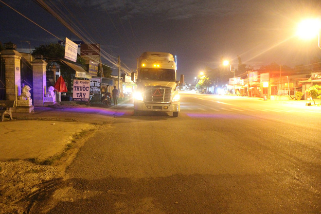 Chiếc xe container bị người dân chặn lại